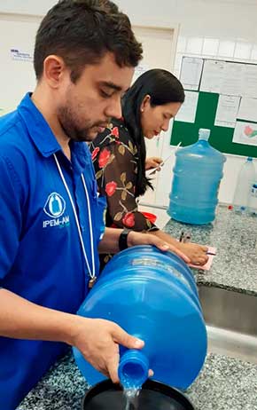 Técnicos do Ipem-AM analisam garrafões no laboratório do instituto