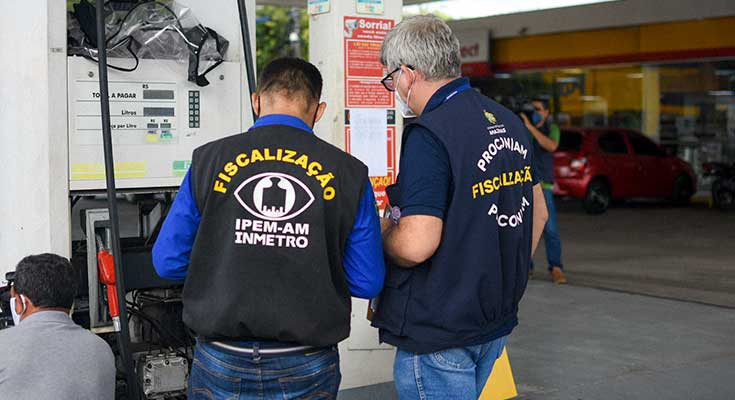 Ipem-AM, Procon-AM e ANP fiscalizam postos de combustíveis em alusão ao Dia Mundial do Consumidor