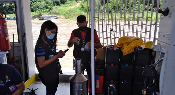 Posto flutuante é interditado durante ação do Ipem-AM, Procon-AM e ANP em Manacapuru