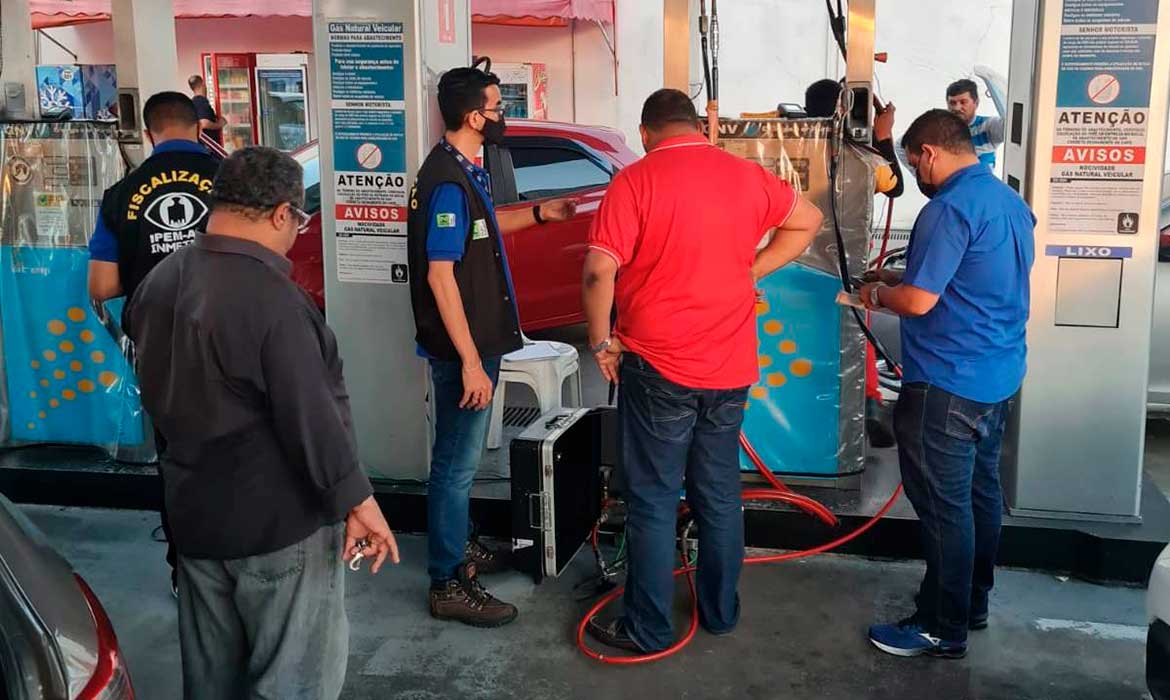 Ação de fiscalização do Ipem verifica postos de combustíveis de Gás Natural Veicular e bomba medidora é interditada