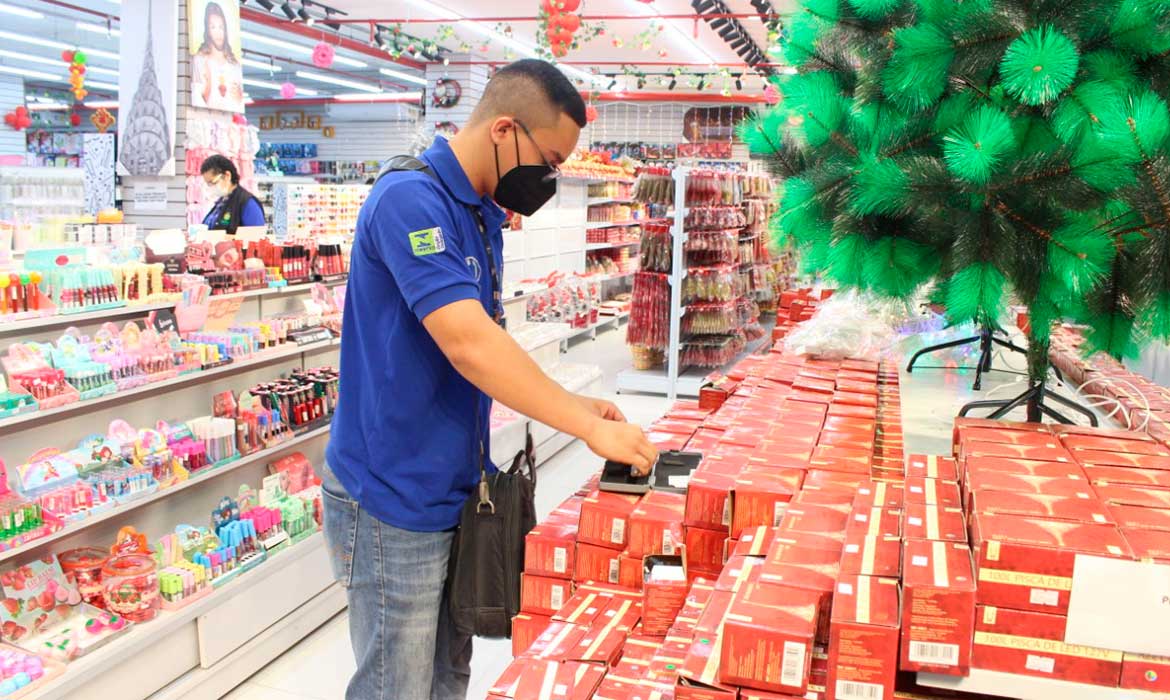 Ipem-AM e Procon-AM orientam consumidores e lojistas sobre promoções da Black Friday