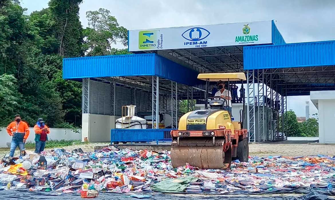 Ipem incinera 1 tonelada de produtos que ofereciam riscos à saúde e segurança dos consumidores