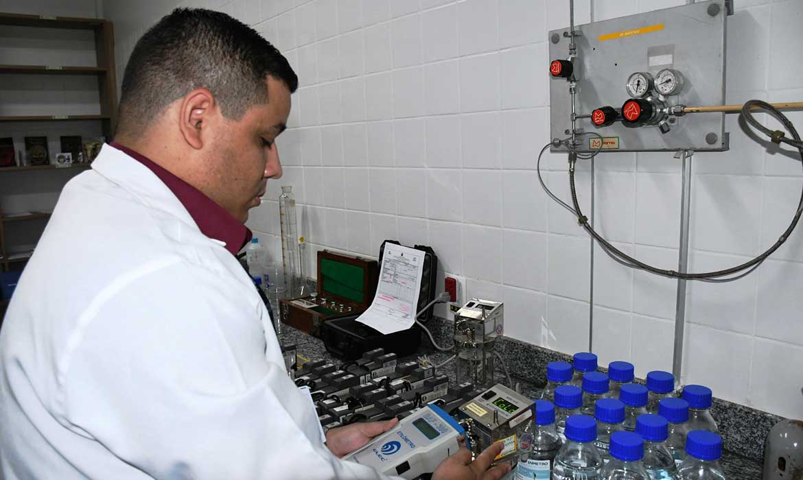 Etilômetros passam por ensaios em laboratório do IPEM e são aprovados em fiscalização